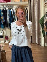 Load image into Gallery viewer, Malissa J White Bow Top wf2650