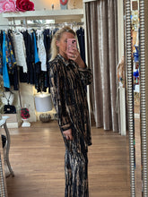 Load image into Gallery viewer, Malissa J Black/Gold Velvet Shirt ash47