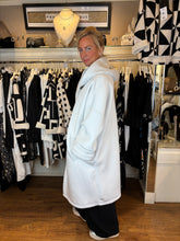 Load image into Gallery viewer, Sponge Coat White